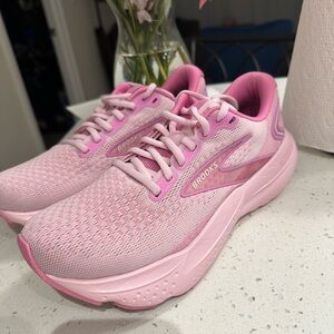 LIMITED EDITION/LIKE NEW: PINK BROOKS GLYCERIN 21 SNEAKERS 💕